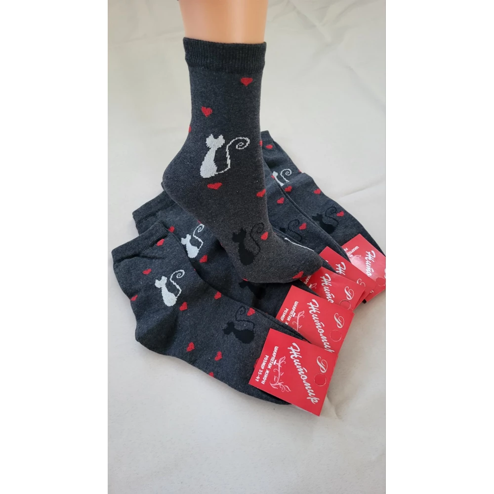 klasichniy-streycheviy-z-romantichnim-printom-kritikiv-i-serdechok-